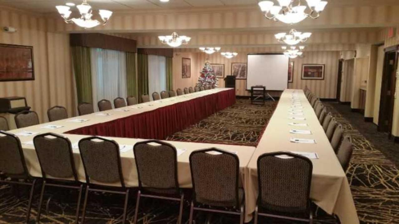 Holiday Inn Express Hotel & Suites Youngstown North-Warren/Niles By Ihg Екстериор снимка