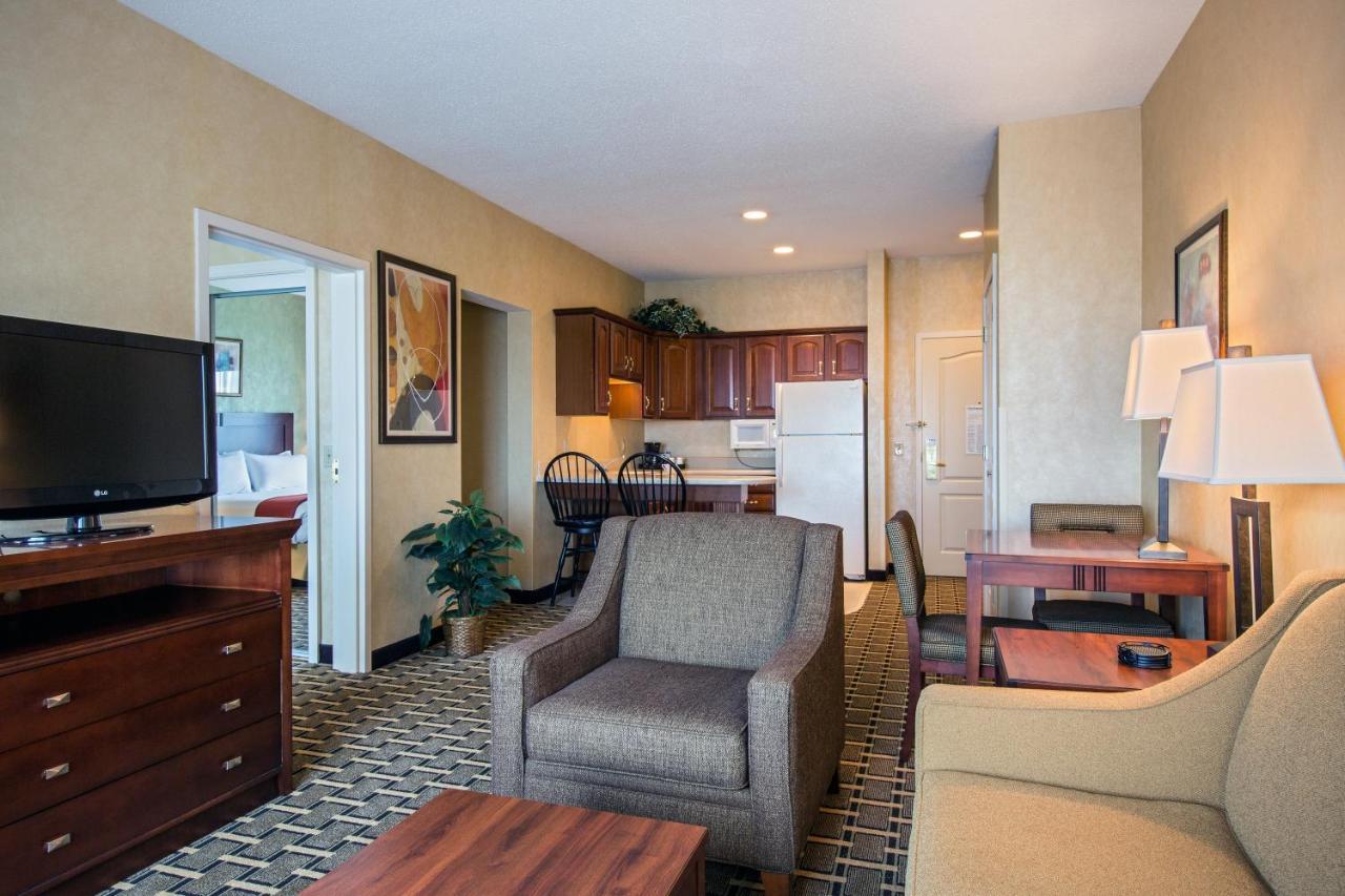 Holiday Inn Express Hotel & Suites Youngstown North-Warren/Niles By Ihg Екстериор снимка